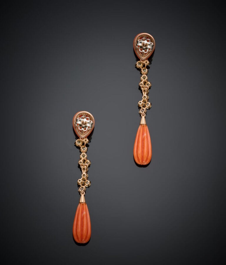 Paire de PENDANTS d'OREILLES en or rose (585‰) 14 carats, orné de corail godron…
