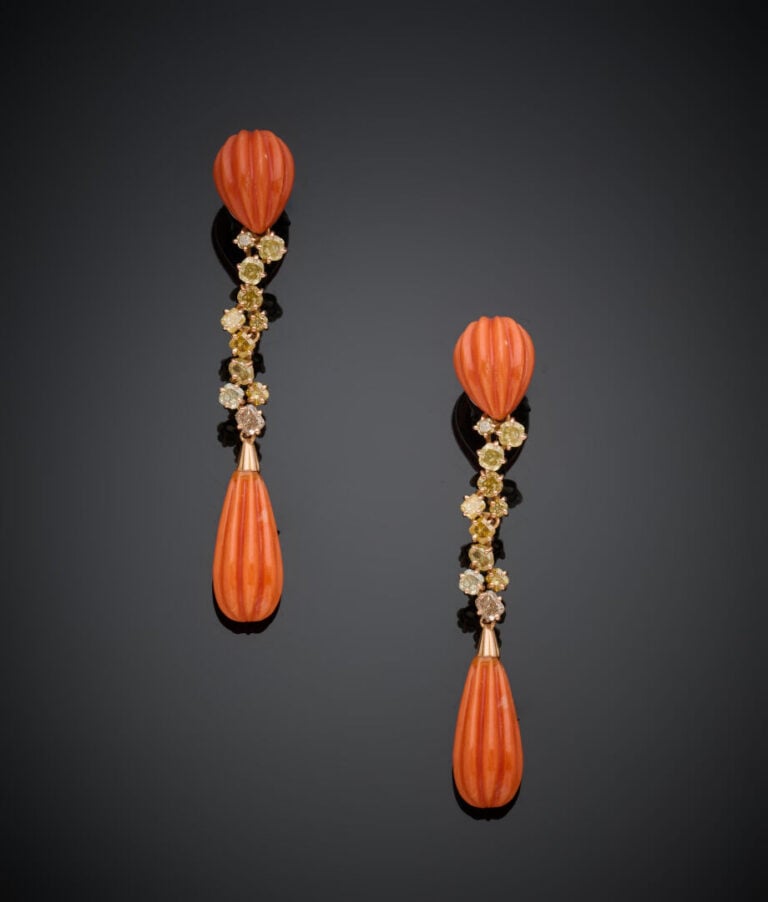 Paire de PENDANTS d'OREILLES en or rose (585‰) 14 carats, orné de corail godron…