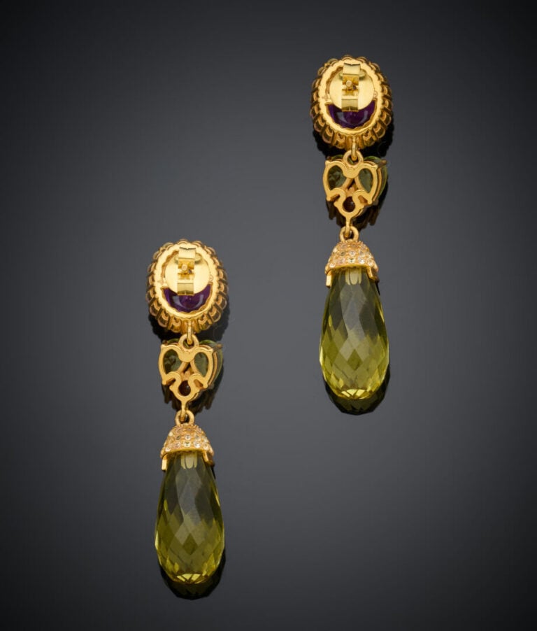 Paire de PENDANTS d'OREILLES en vermeil (925‰) serti chacun d'une améthyste cab…