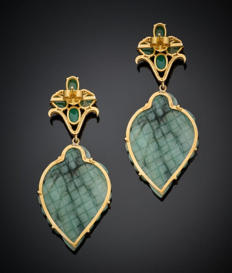 Paire de PENDANTS d'OREILLES en vermeil (925‰) serti de quatre émeraudes caboch…