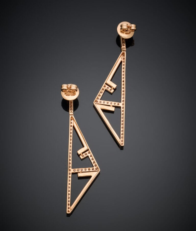 Paire de PENDANTS d'OREILLES géométriques en or rose (750‰) ajouré, orné d'émai…