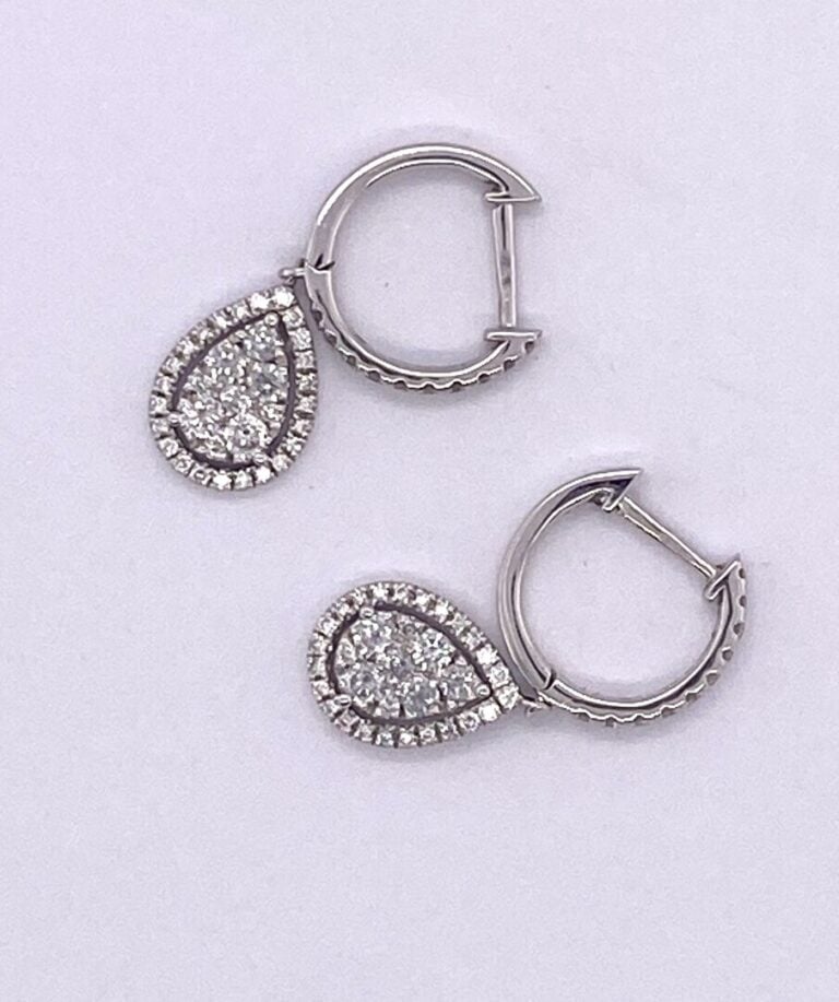 Paire de PENDANTS d'OREILLES "gouttes" en or gris (750‰) ajouré, serti de diama…