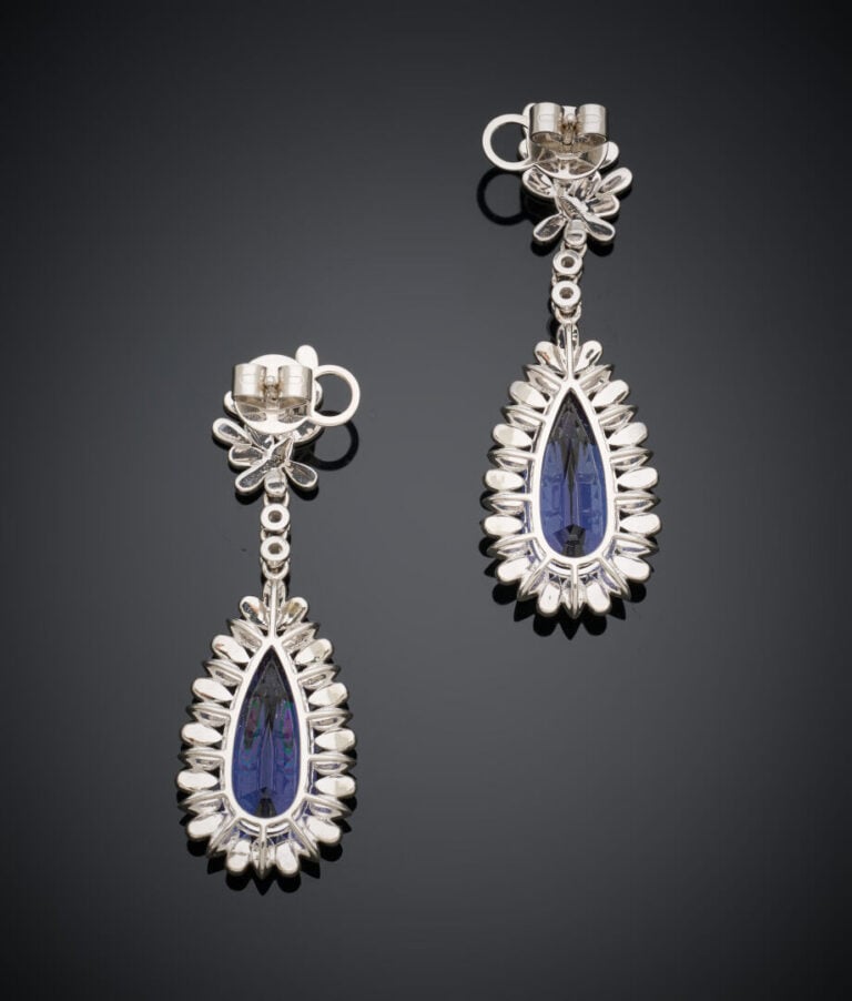 Paire de PENDANTS d'OREILLES "gouttes" en or gris (750‰) serti de diamants tail…