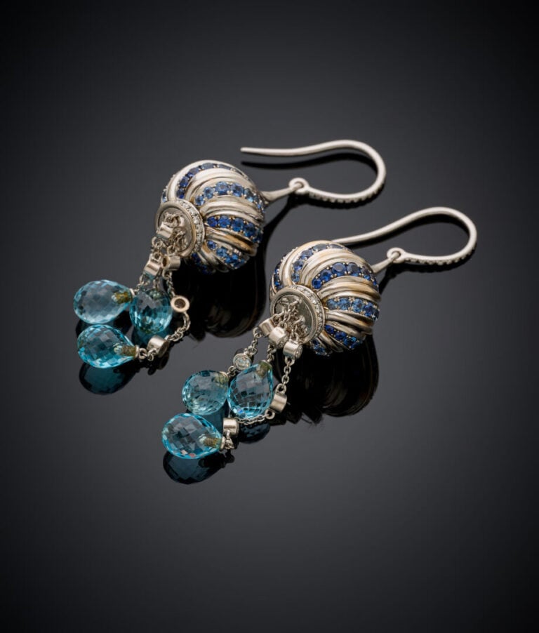 Paire de PENDANTS d'OREILLES "gouttes" en or gris (750‰) serti de diamants tail…