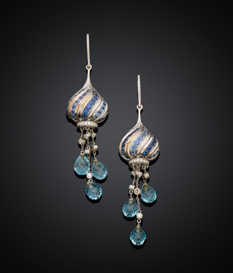 Paire de PENDANTS d'OREILLES "gouttes" en or gris (750‰) serti de diamants tail…