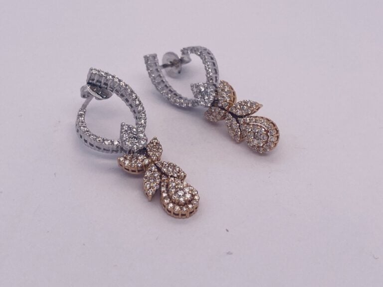 Paire de PENDANTS d'OREILLES "gouttes" en or jaune et or gris (750‰) ajouré, se…