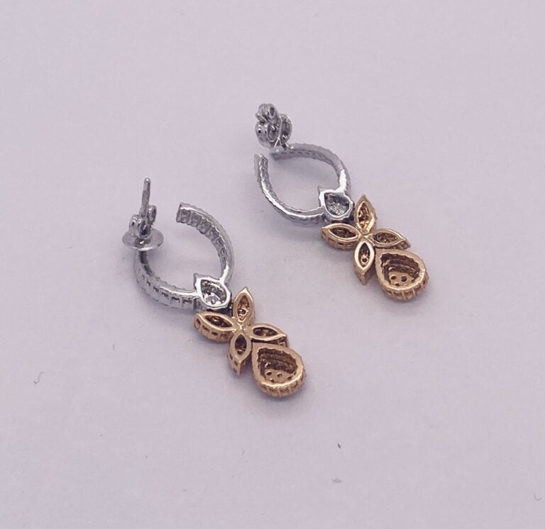 Paire de PENDANTS d'OREILLES "gouttes" en or jaune et or gris (750‰) ajouré, se…