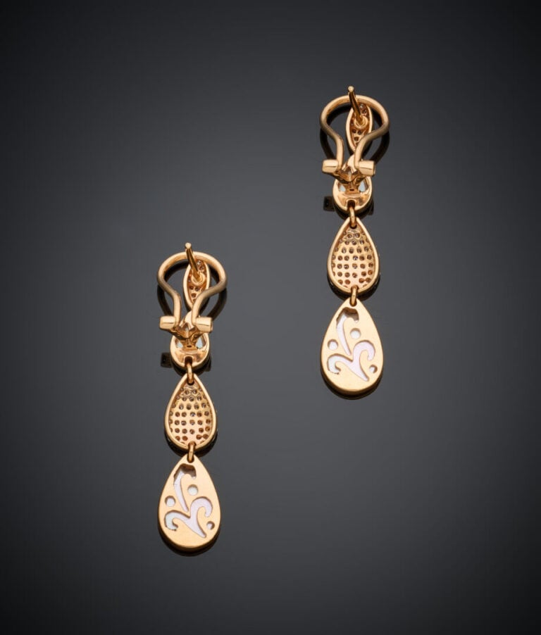 Paire de PENDANTS d'OREILLES "gouttes" en or rose (750‰) serti de diamants tail…