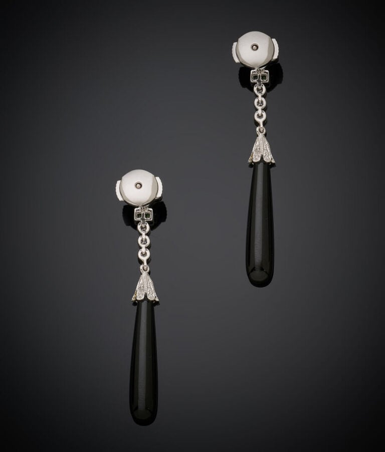 Paire de PENDANTS d'OREILLES "gouttes" en platine (950‰) et or gris (750‰) arti…