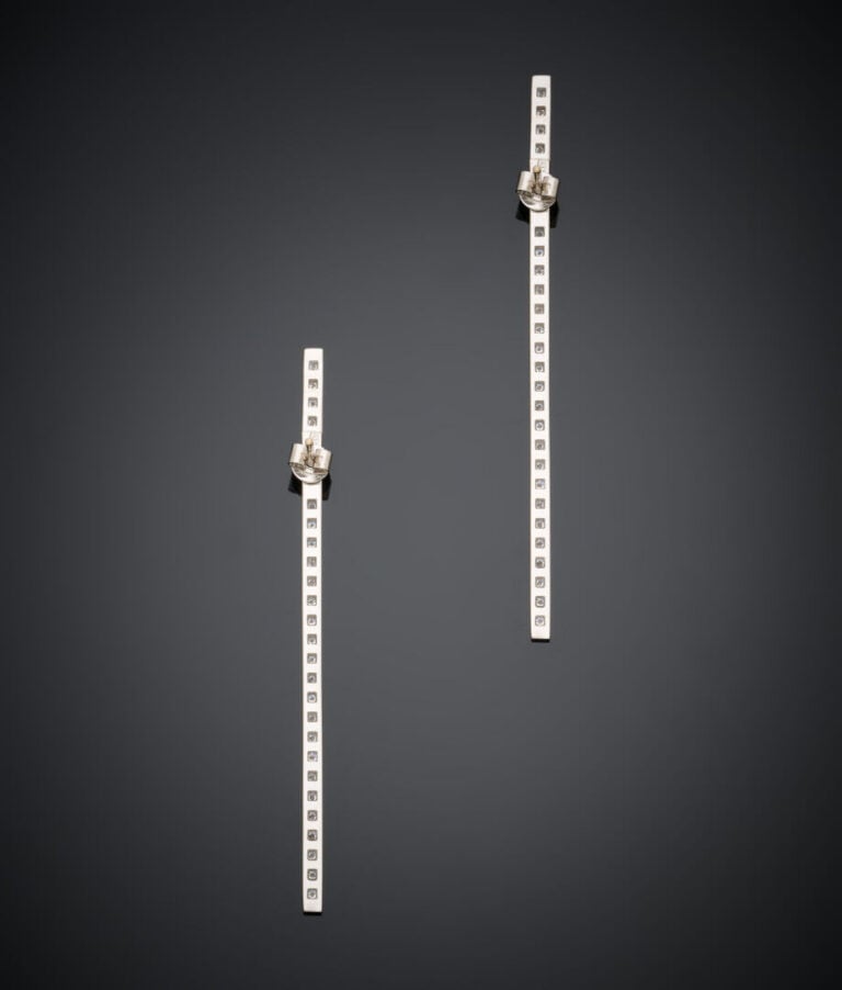Paire de PENDANTS d'OREILLES "lignes" en or gris (750‰) serti d'alignements de…
