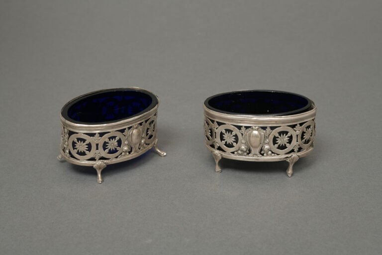Paire de salerons, la monture en argent ajouré à motifs de fleurs, intérieur en…