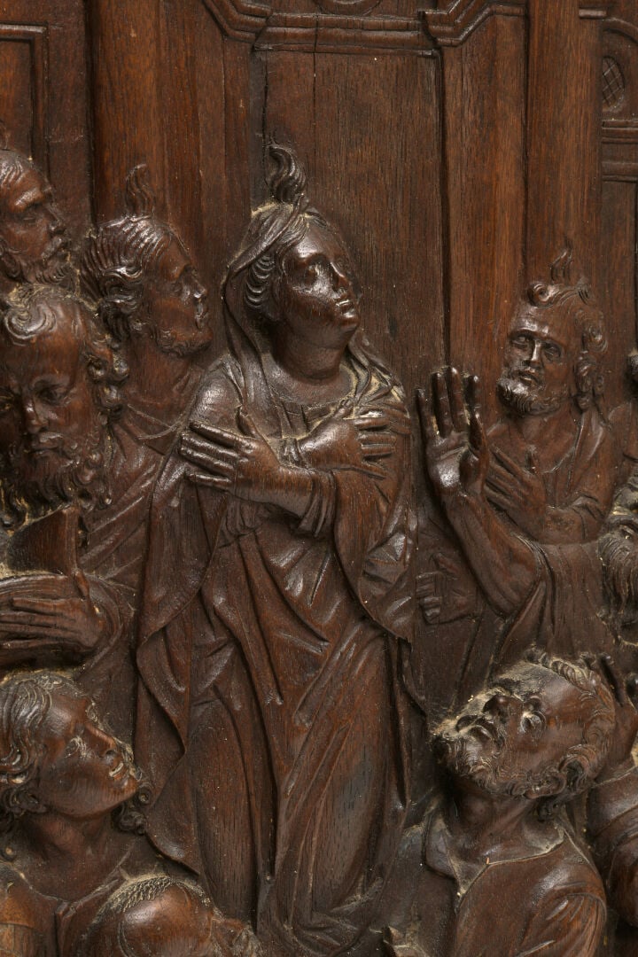 Panneau en bois sculpté en fort relief représentant la Pentecôte, la partie sup…