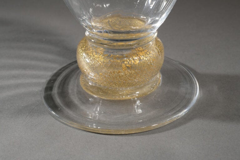 PAOLO VENINI, MODÈLE DE - Vase sur piédouche circulaire en verre soufflé transl…