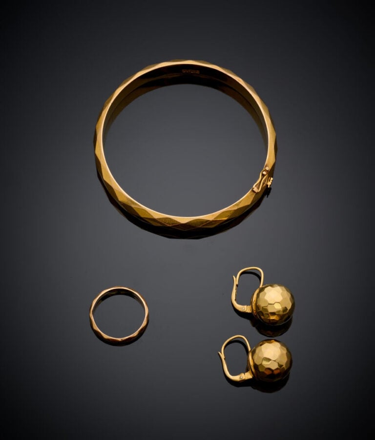 PARURE en or jaune (750‰) facetté, comprenant un BRACELET jonc rigide ouvrant,…