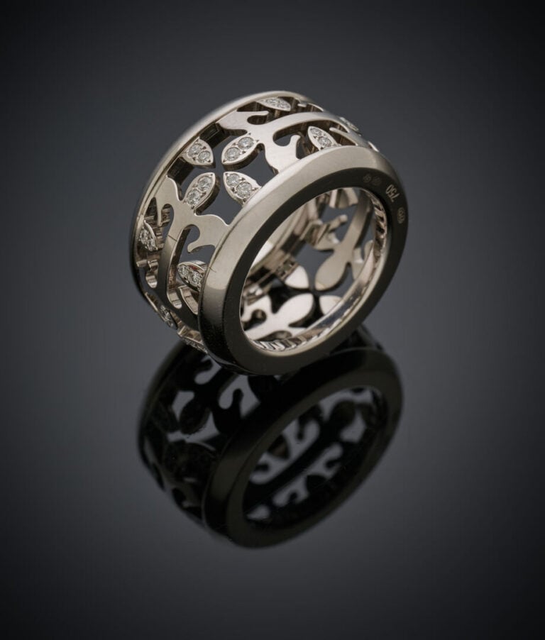 PATEK PHILIPPE - BAGUE modèle "Croix Calatrava" en or gris (750‰) ajouré, serti…