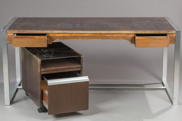 PAUL LEGEARD, ATTRIBUÉ À - Bureau à piétement en lames d'aluminium et bois tein…