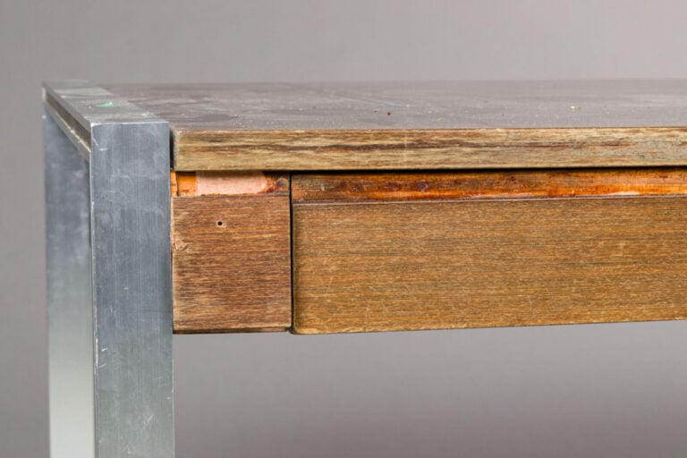 PAUL LEGEARD, ATTRIBUÉ À - Bureau à piétement en lames d'aluminium et bois tein…