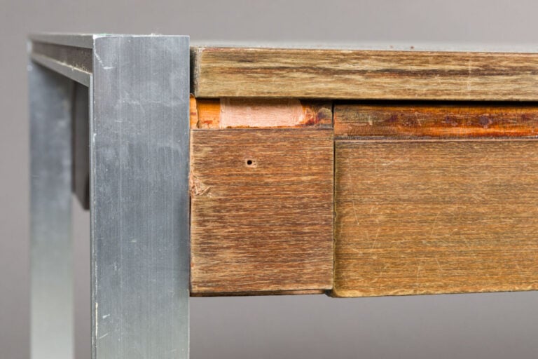 PAUL LEGEARD, ATTRIBUÉ À - Bureau à piétement en lames d'aluminium et bois tein…