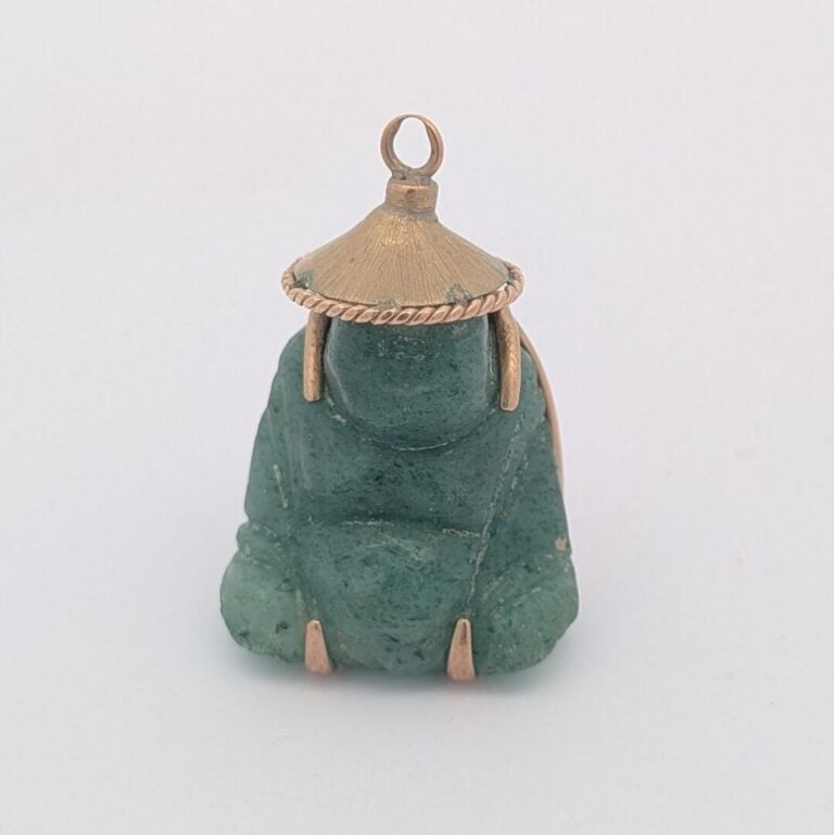 PENDENTIF "bouddha" en or jaune (585‰) 14 carats et pierre verte sculptée. - Lo…