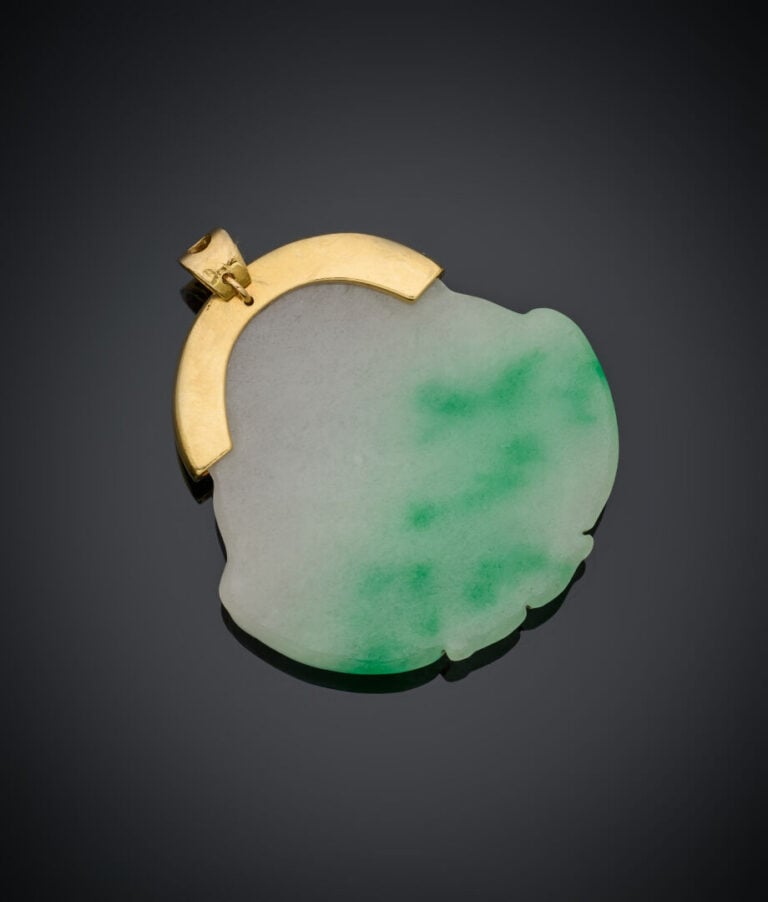 PENDENTIF "Bouddha" en or jaune (750‰) serti de diamants taille brillant, reten…