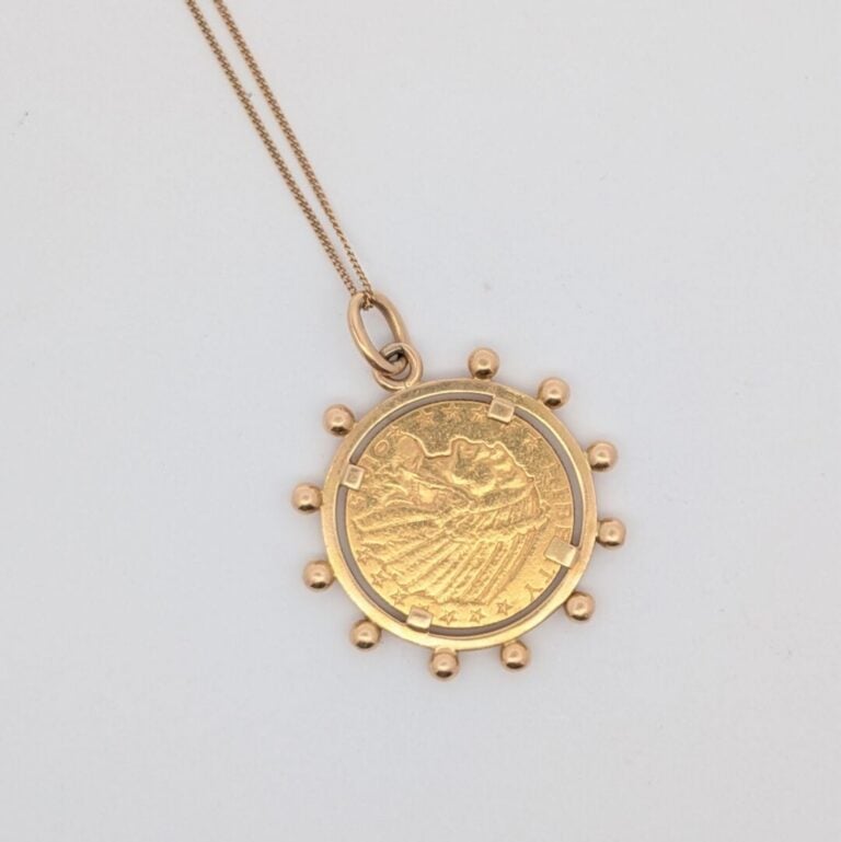 PENDENTIF circulaire et sa chaînette en or jaune (750‰) serti d'une pièce en or…