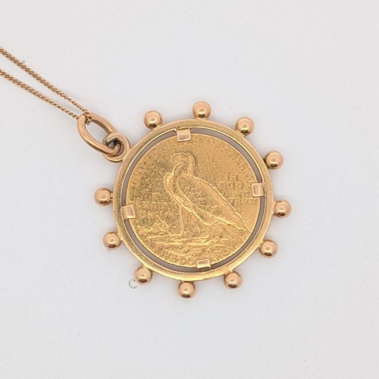 PENDENTIF circulaire et sa chaînette en or jaune (750‰) serti d'une pièce en or…