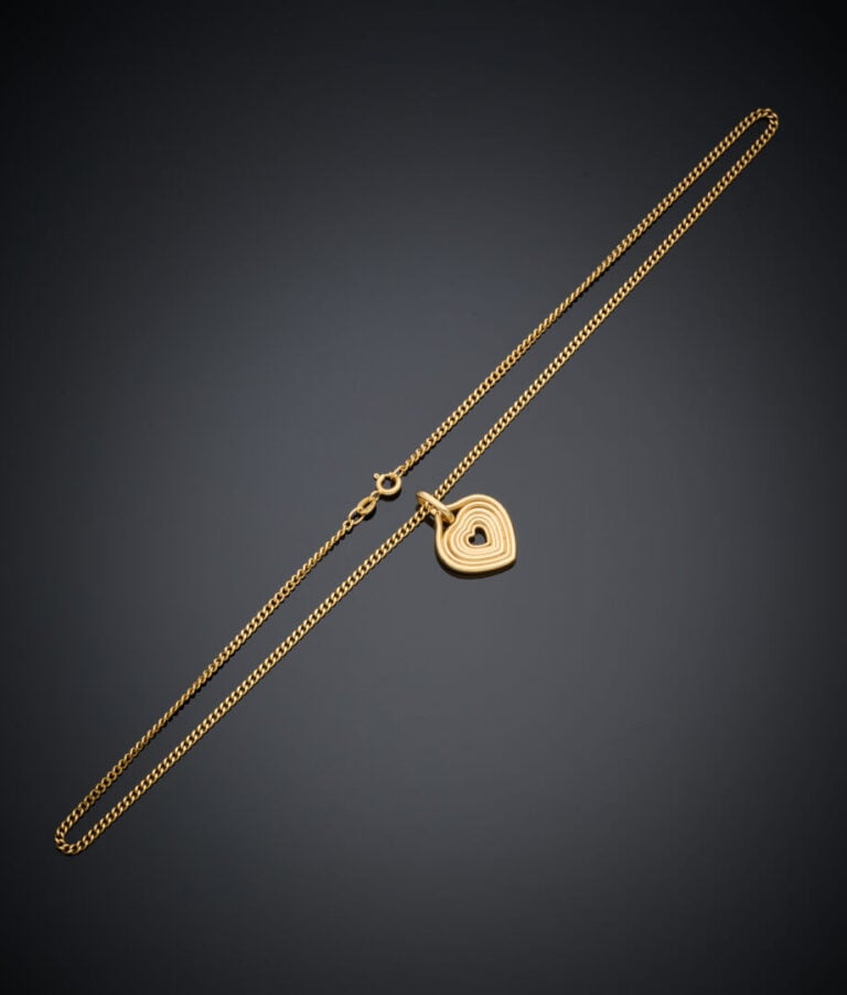 PENDENTIF "cœur" et sa chaîne en or jaune (750‰) ajouré. - Long.: 2,5 cm. Poids…
