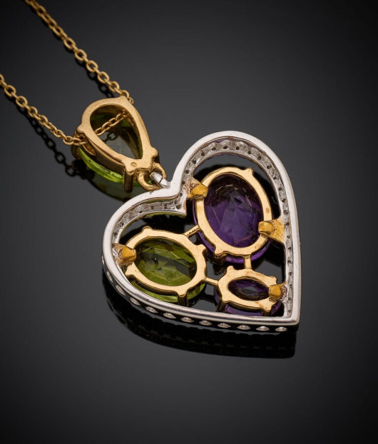 PENDENTIF "cœur" et sa chaînette en or jaune et gris (375‰) 9 carats, ajouré se…