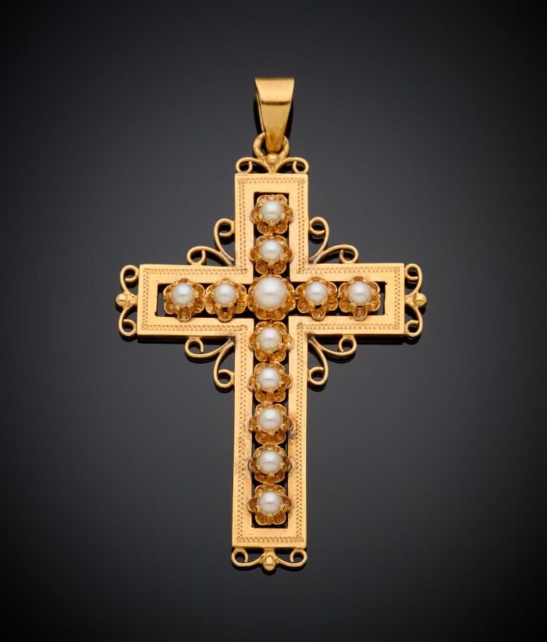 PENDENTIF "croix" en or jaune (750‰) orné de demi-perles de culture. - Travail…
