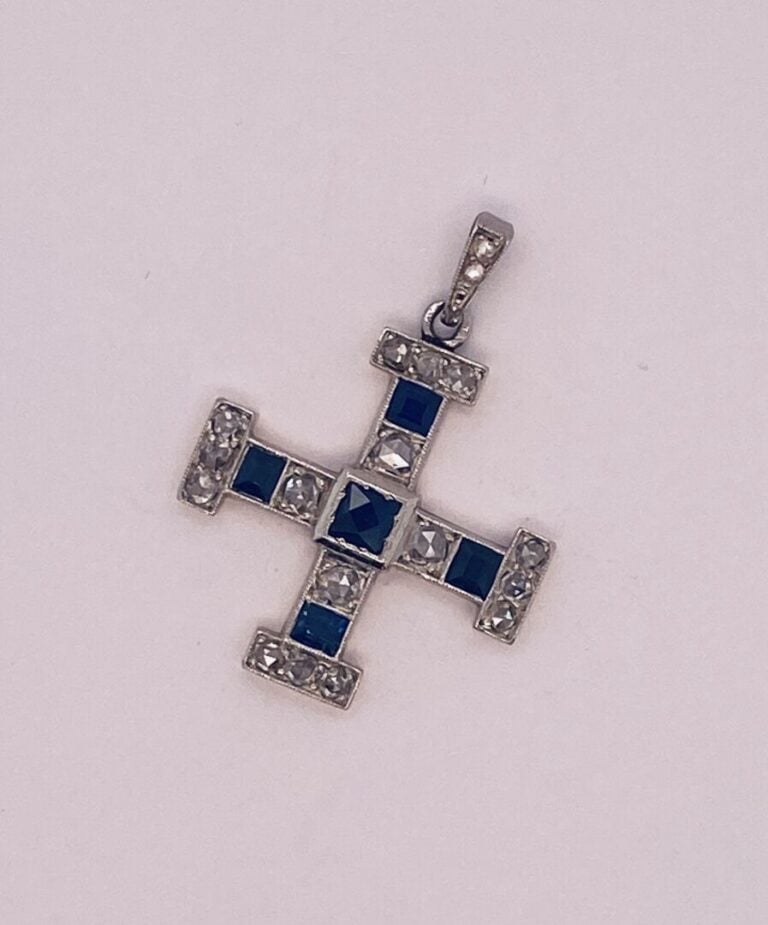PENDENTIF "croix" en platine (min. 800‰) et or jaune (585‰) 14 carats, serti d'…