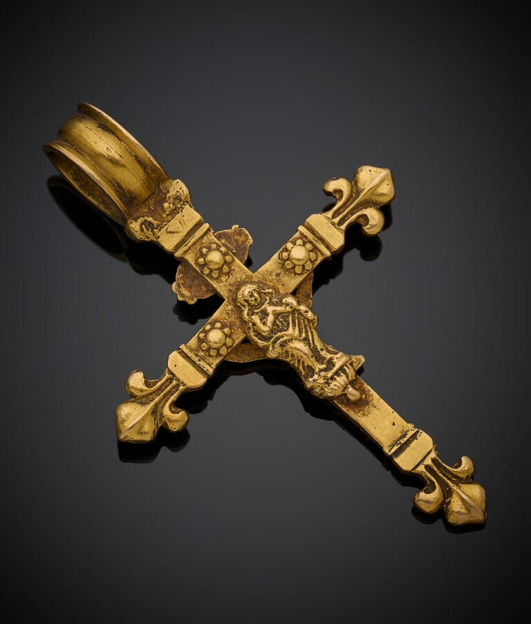 PENDENTIF croix latine en or jaune (750‰) ciselé d'un Christ, les extrémités de…
