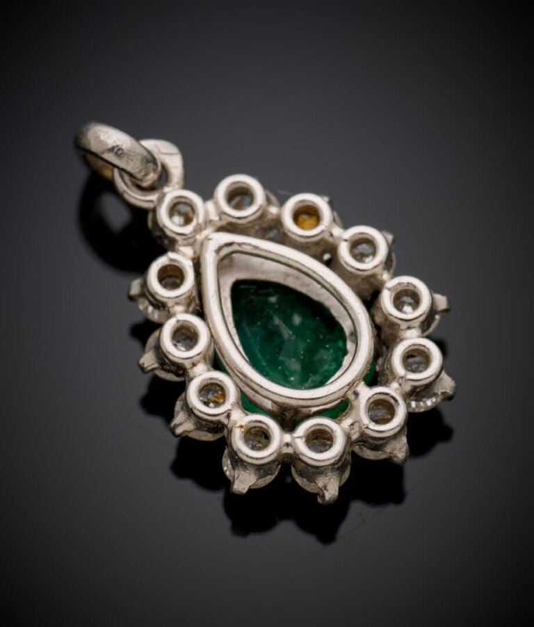 PENDENTIF en or gris (750‰) serti d'une émeraude taillée en poire entourée diam…