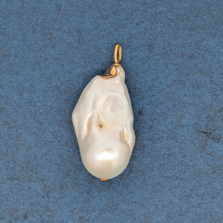 PENDENTIF en or jaune (750‰) orné d'une perle de culture baroque. - Long.: 4 cm…