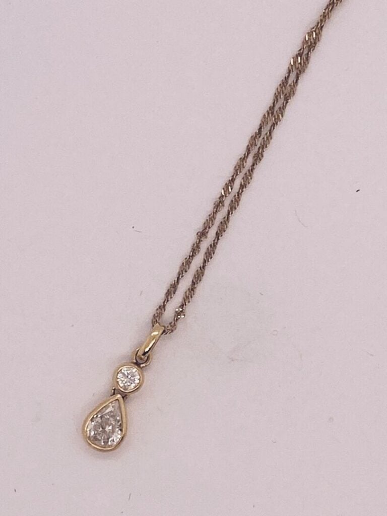 PENDENTIF et sa chaînette en or jaune torsadée (385 et 750‰) 9 et 18 carats, se…