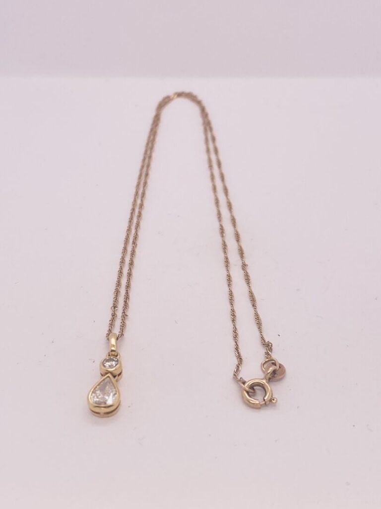 PENDENTIF et sa chaînette en or jaune torsadée (385 et 750‰) 9 et 18 carats, se…
