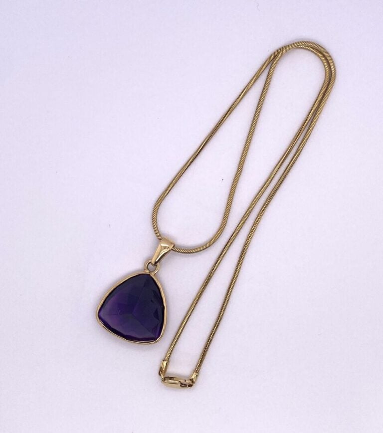 PENDENTIF et sa chaînette souple en or jaune (750‰) serti d'une importante amét…