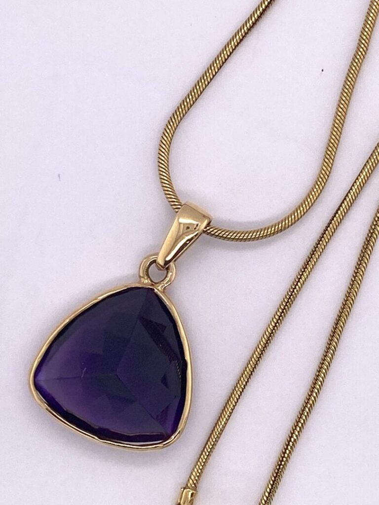 PENDENTIF et sa chaînette souple en or jaune (750‰) serti d'une importante amét…