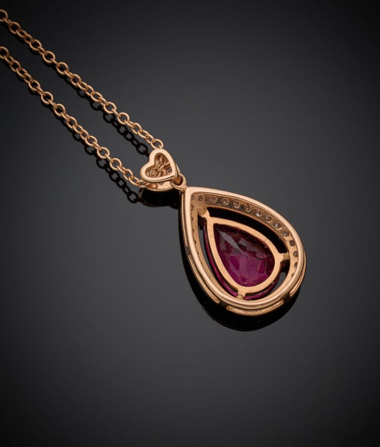 PENDENTIF "goutte" et sa chaînette en or rose (750‰) ajouré, serti d'une tourma…