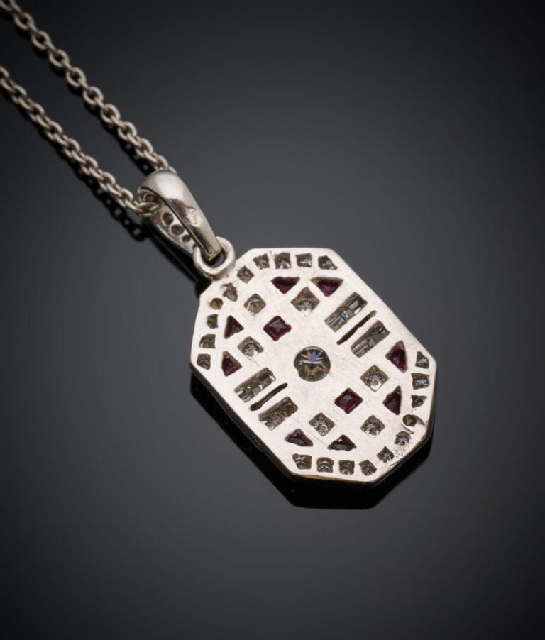 PENDENTIF hexagonal et sa chaînette en or gris (750‰) serti de diamants taille…