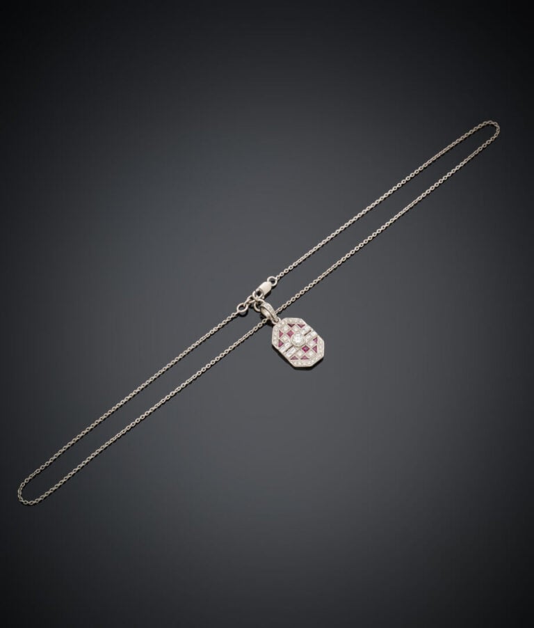PENDENTIF hexagonal et sa chaînette en or gris (750‰) serti de diamants taille…