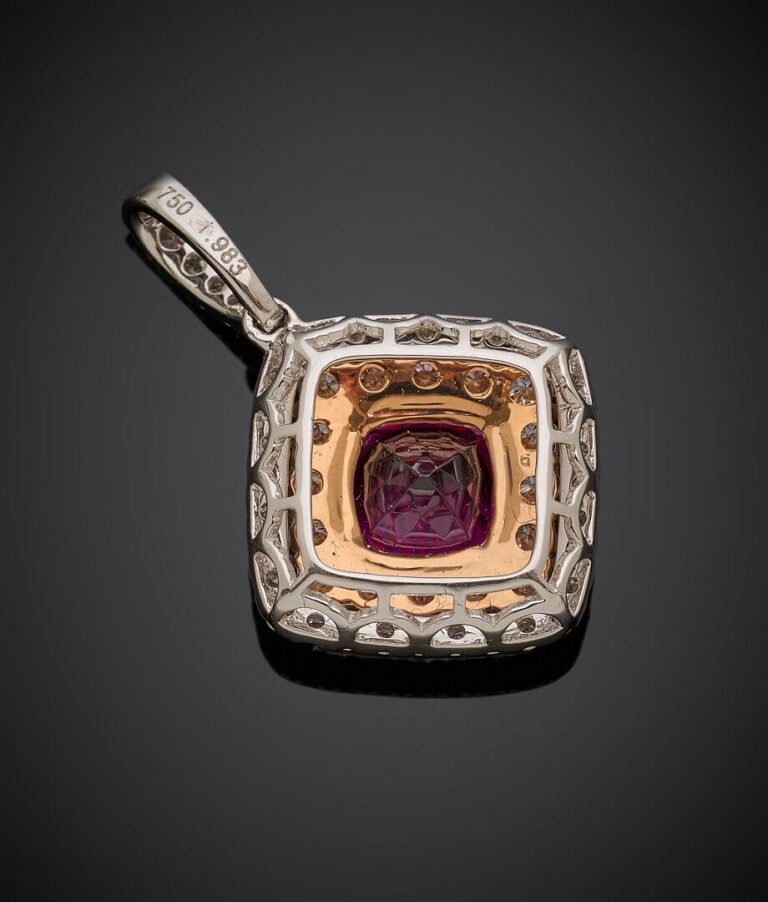 PENDENTIF losangique en or jaune et or gris (750‰) serti d'un grenat rhodolite…