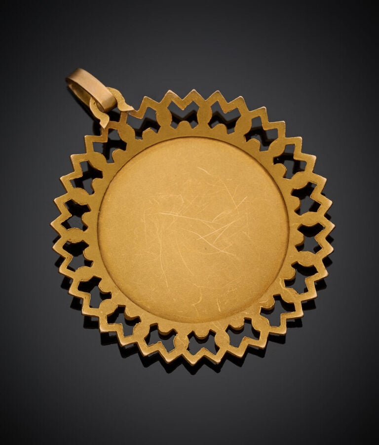 PENDENTIF médaille religieuse, circulaire, en or jaune (750‰) ajouré, figurant…