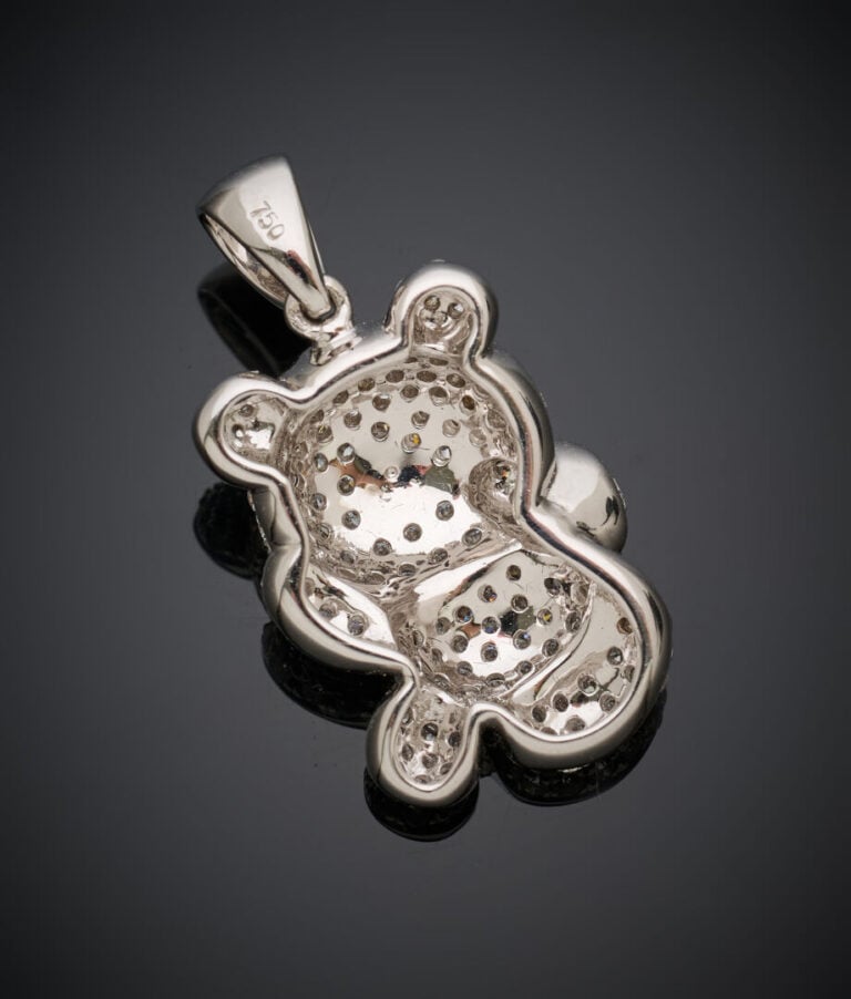 PENDENTIF "ourson" en or gris (750‰) pavé de diamants taille brillant. - Long.:…