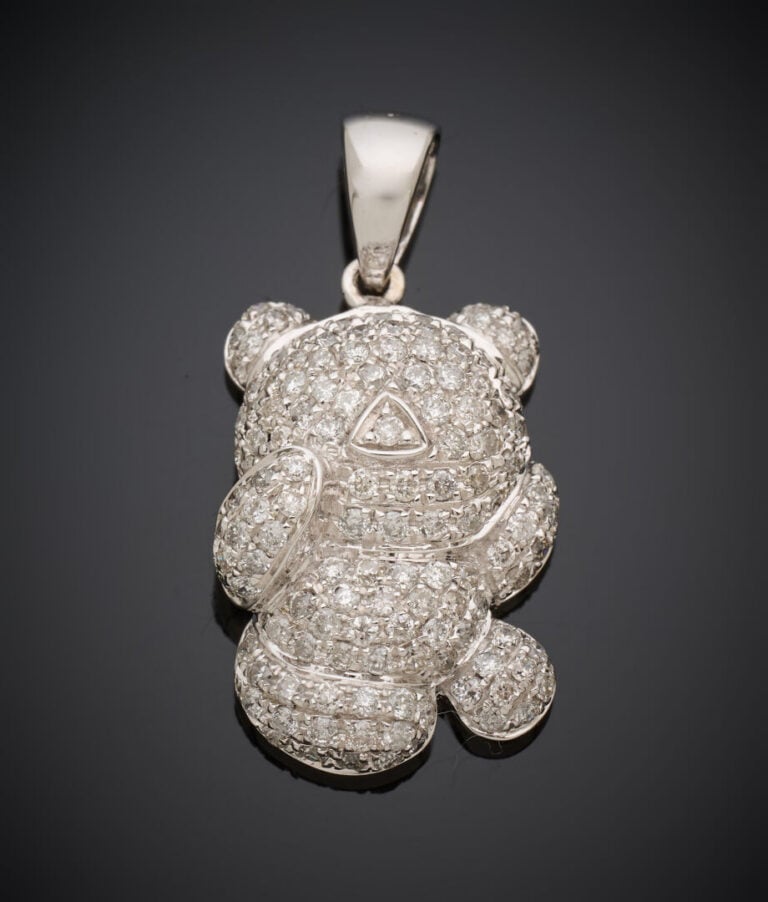 PENDENTIF "ourson" en or gris (750‰) pavé de diamants taille brillant. - Long.:…