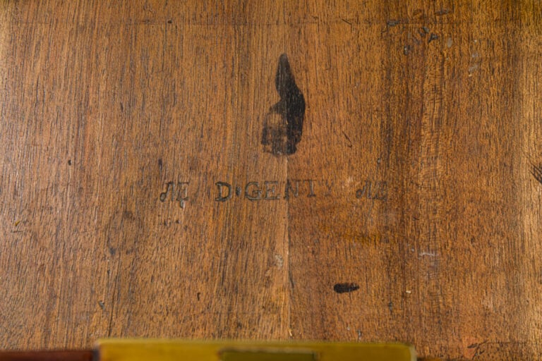 Petit bureau plat à caissons marqueté de branchages fleuris et feuillagés sur c…