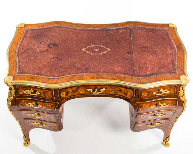 Petit bureau plat à caissons marqueté de branchages fleuris et feuillagés sur c…