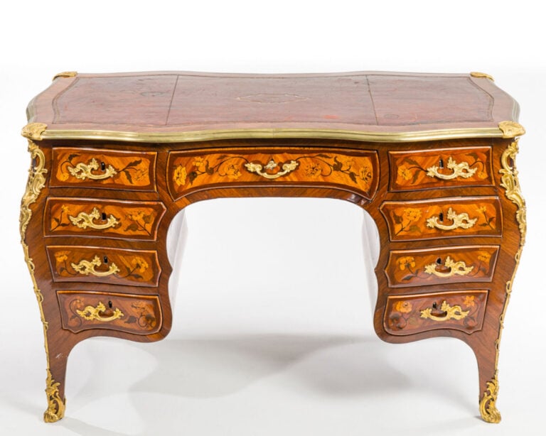 Petit bureau plat à caissons marqueté de branchages fleuris et feuillagés sur c…
