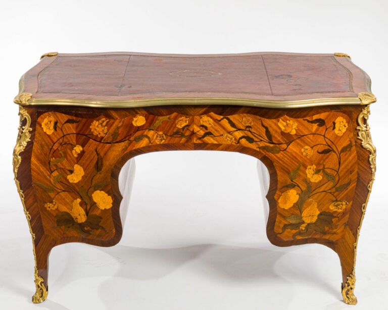 Petit bureau plat à caissons marqueté de branchages fleuris et feuillagés sur c…