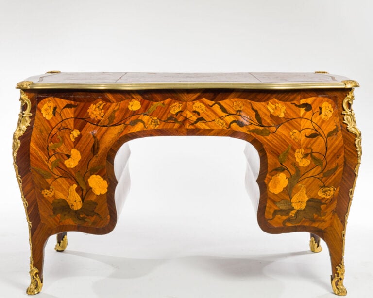 Petit bureau plat à caissons marqueté de branchages fleuris et feuillagés sur c…