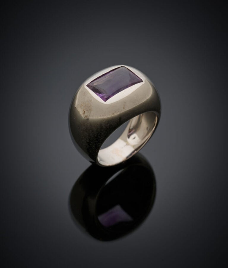 POIRAY - BAGUE jonc collection "Thessalie" en or gris (750‰) serti d'une améthy…